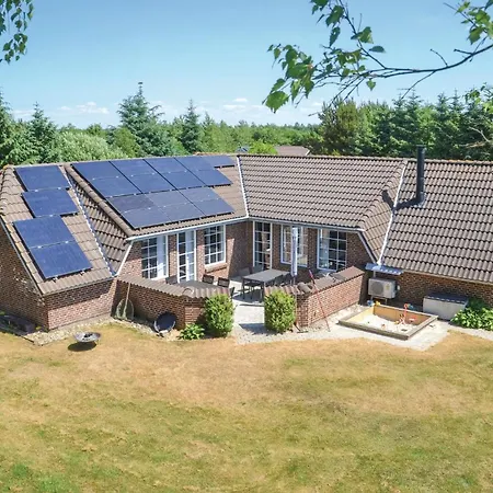 5 Bedroom Beautiful In Holiday home