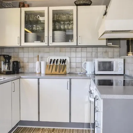 5 Bedroom Beautiful In Holiday home *
